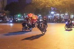 Tái diễn cảnh 'yêng hùng' đầu trần, nẹt pô gầm rú quanh Hồ Gươm, Nhà hát Lớn