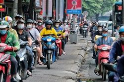 Người dân ùn ùn rời Hà Nội nghỉ lễ 30/4 - 1/5