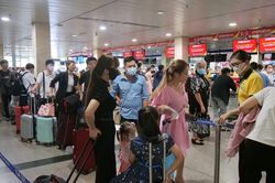 Người dân đi chơi lễ, lượt khách ở Tân Sơn Nhất tăng hơn 32% so với năm ngoái