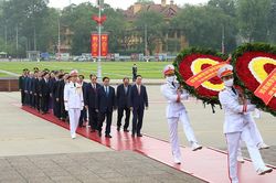 Lãnh đạo Đảng, Nhà nước và thành phố Hà Nội vào Lăng viếng Chủ tịch Hồ Chí Minh