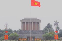 Đường phố Thủ đô trang hoàng rực rỡ chào mừng lễ 30/4 - 1/5