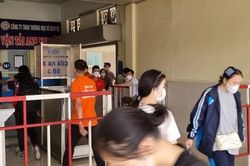 Người dân rục rịch rời Hà Nội về nghỉ lễ lúc giữa trưa, bến xe khách 'nóng' dần