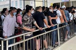 Quảng Ninh: Cửa khẩu Móng Cái đông nghẹt người xuất nhập cảnh