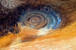Có gì bên dưới lớp cát của sa mạc Sahara