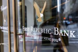 Cổ phiếu First Republic Bank giảm sâu trước khả năng sắp bị tiếp quản