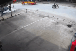 Xe máy sang đường bị ôtô buýt đâm chính diện