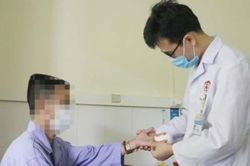 Đắp thuốc nam vào vết rắn cắn, người đàn ông phải cắt bỏ ngón tay