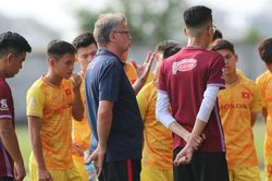Bóng đá Việt Nam ngày 29/4: HLV Troussier ưu tiên cầu thủ đa năng, U22 Việt Nam chưa bầu đội trưởng