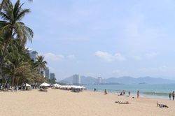 Phố biển Nha Trang tấp nập du khách
