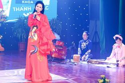 Hình ảnh mới mẻ của Lương Nguyệt Anh khi hát dân ca