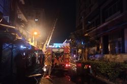 TP Hồ Chí Minh: Hướng dẫn hàng trăm người thoát nạn trong vụ cháy