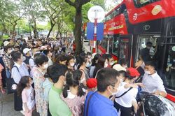 Hà Nội: Hàng nghìn người xếp hàng dài chờ đi xe buýt hai tầng miễn phí