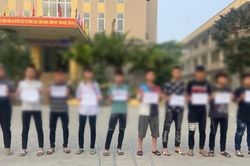 Nhóm thanh niên mang hung khí tìm đối thủ, đánh oan người đi đường