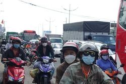 Bắt đầu kỳ nghỉ Lễ, giao thông cửa ngõ TPHCM 'căng thẳng'