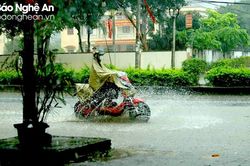 Ngày đầu nghỉ lễ, Nghệ An chuyển mưa từ biển đến rừng