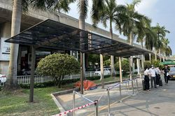 Lắp mái che khu vực hành khách đón xe ở sân bay Tân Sơn Nhất