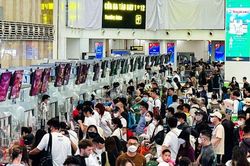 Ngày đầu nghỉ lễ, sân bay Nội Bài nườm nượp du khách