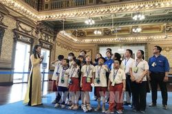 Trụ sở HĐND và UBND Thành phố Hồ Chí Minh đón khách tham quan