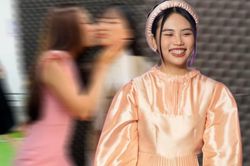 Phương Mỹ Chi được Hoa hậu nổi tiếng ôm hôn liên tục trong hậu trường