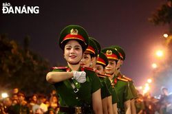 Đoàn nghi lễ Công an nhân dân diễu hành trên đường phố Đà Nẵng