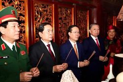 Chủ tịch nước Võ Văn Thưởng dâng hương ngày giỗ Tổ Hùng Vương