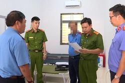 Thanh tra giao thông 'làm luật' với hàng loạt tài xế