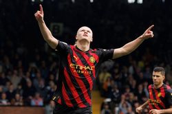 Haaland giúp Man City chiếm ngôi đầu của Arsenal