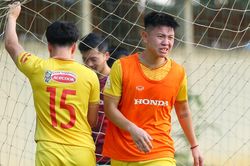 U22 Việt Nam bị quay lén từ trên cây trước trận Lào