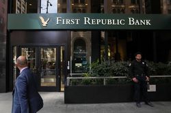 Giới chức Mỹ chạy đua để ngăn ngân hàng First Republic sụp đổ