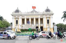 Đường phố Hà Nội trang hoàng rực rỡ dịp lễ 30-4 và 1-5