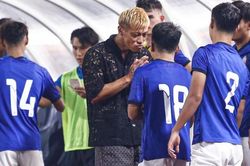 HLV U22 Campuchia nói gì về phong cách thời trang lạ lùng của Keisuke Honda?