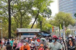 Giữa trưa 30/4, đông nghịt người vào Thảo Cầm Viên