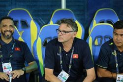HLV Troussier căng thẳng, ít nở nụ cười trong trận đấu đầu tiên tại SEA Games 32