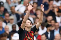 Haaland ghi bàn, Man City vượt Arsenal lên ngôi đầu