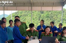 Vượt núi, vào bản làm căn cước cho người dân giữa ngày lễ