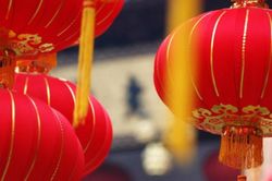 Phi tần xưa đeo nhẫn vàng, treo đèn lồng đỏ ở cửa mỗi tháng một lần là có ý gì?