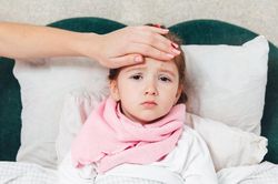 Nắng nóng gay gắt, trẻ em dễ mắc những loại bệnh nào?