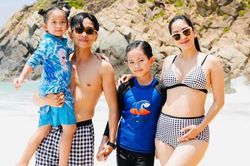 Khánh Thi diện bikini trong thai kỳ, xuất hiện bên chồng con ở biển