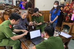 'Bà không đi lại được, các cháu đến thăm và làm căn cước tại nhà, bà xúc động lắm'!