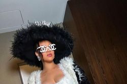 'Hot mom' Rihanna dạo phố New York cực cháy, ẩn ý sẽ tham dự Met Gala 2023?