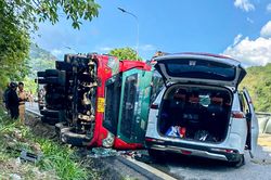 Kẹt xe kéo dài 15 km trên đèo Bảo Lộc sau tai nạn