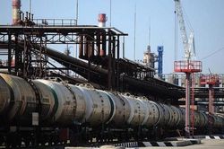 Giá xăng dầu hôm nay 1/5: Brent về dưới mốc 80 USD/thùng