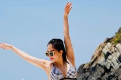 Mẹ bầu Khánh Thi khoe ảnh bikini hút sự chú ý của cư dân mạng, fan nói gì?