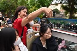 Chen lấn, xô đẩy khi đi xe buýt 2 tầng miễn phí tại Hà Nội