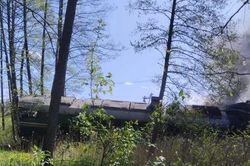 Tàu chở hàng Nga trật bánh gần biên giới Ukraine, nghi do bị cài mìn