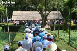 Hàng vạn du khách về thăm quê Bác dịp nghỉ lễ 30/4-1/5