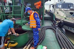 Vùng Cảnh sát biển 1 tạm giữ tàu chở dầu không rõ nguồn gốc