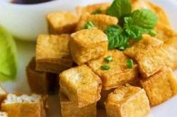 Rán đậu phụ nên cho đậu vào thời điểm nào? Thêm bước này vào đậu vàng giòn, ngon như ngoài hàng