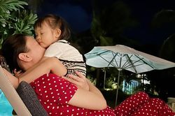 Ngọt ngào khoảnh khắc Đàm Thu Trang chơi đùa với con gái, dân tình 'tan chảy' vì hành động này của ái nữ