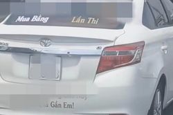 Tài xế dán chữ khoe thi 9 lần mới có bằng nhưng dòng chữ dặn dò giữ khoảng cách mới gây chú ý